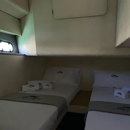Úszó hotel Yacht She's Mine *